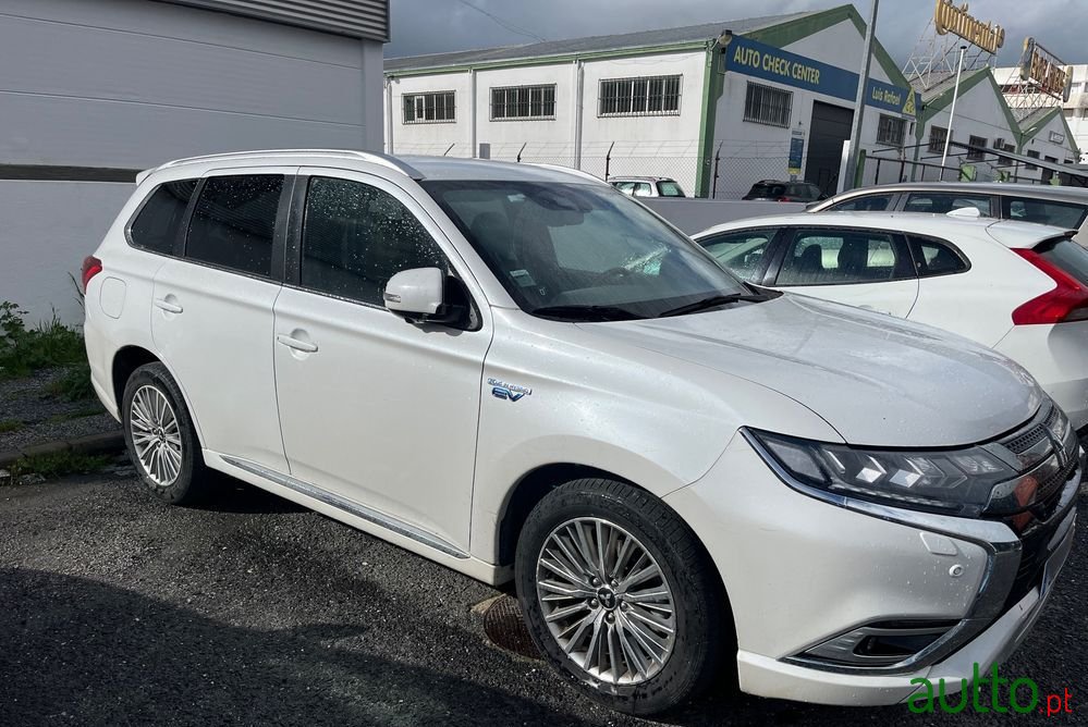 2019' Mitsubishi Outlander 2.0 Phev Intense photo #2