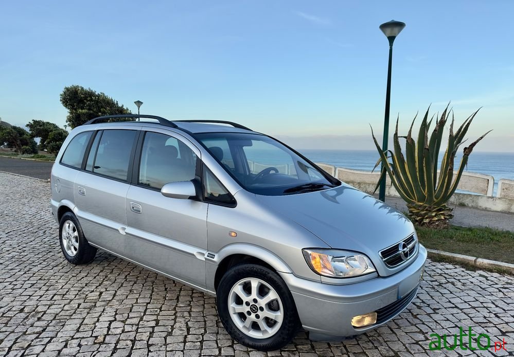 2004' Opel Zafira photo #1