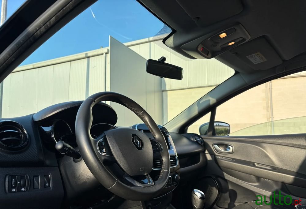 2020' Renault Clio Sport Tourer photo #2