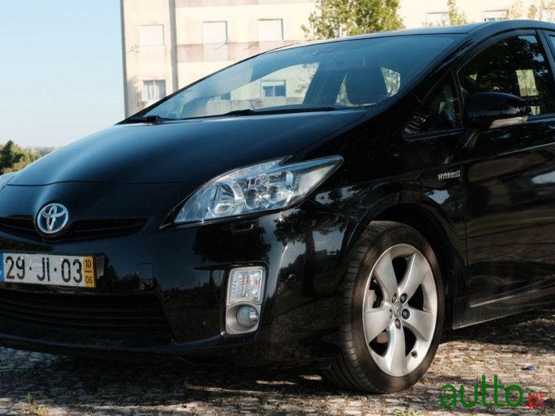 2010' Toyota Prius Premium photo #2
