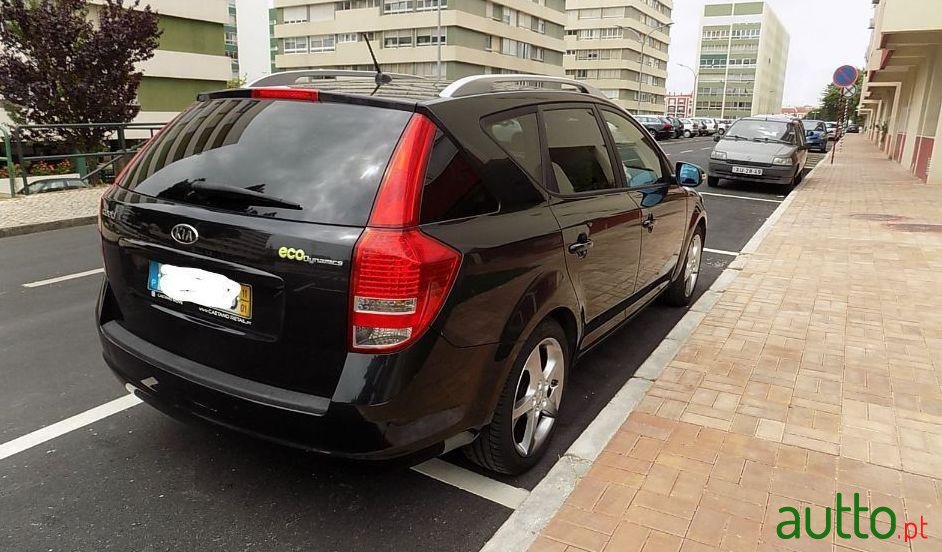 2011' Kia Ceed Sw photo #2