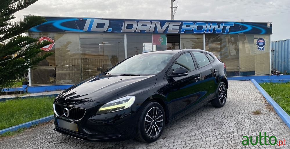 2019' Volvo V40 photo #1