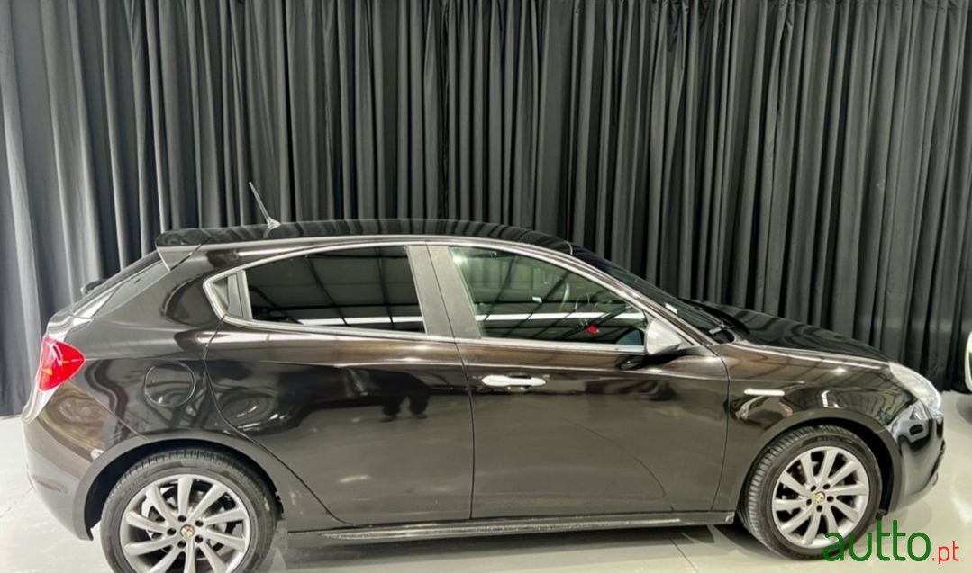 2011' Alfa Romeo Giulietta photo #4