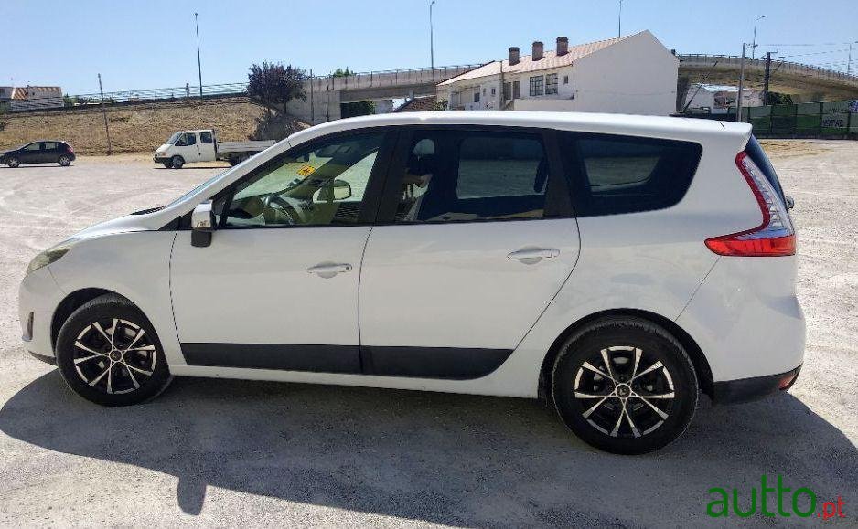 2011' Renault Grand Scenic photo #3