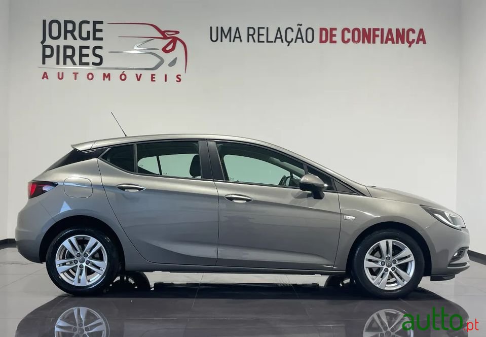 2017' Opel Astra photo #3