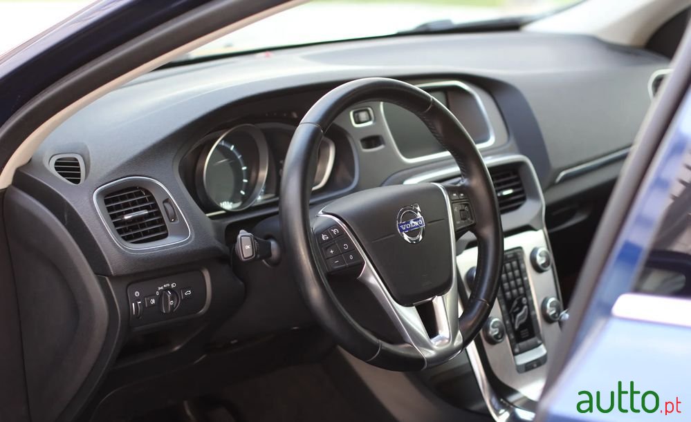 2015' Volvo V40 D4 Ocean Race photo #5