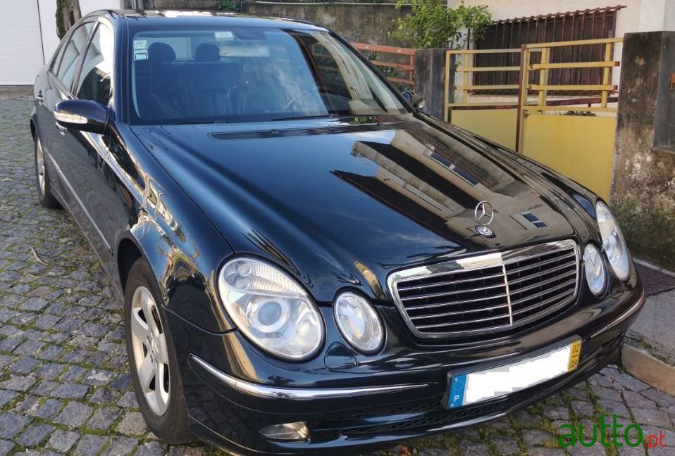 2002' Mercedes-Benz E-220 photo #3