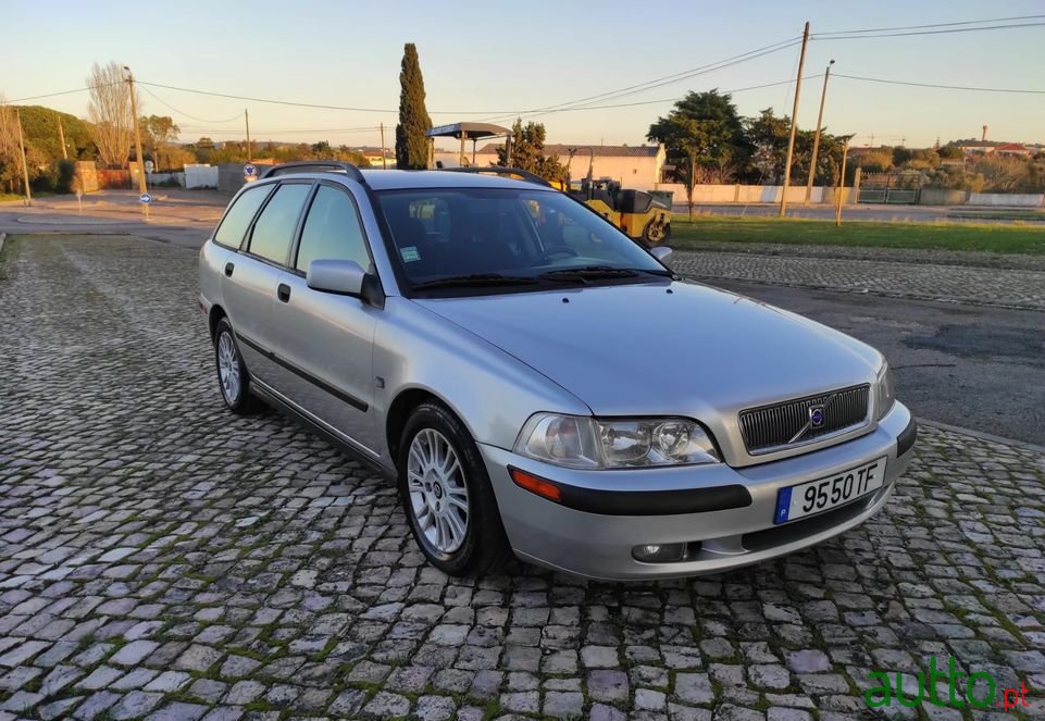 2002' Volvo V40 photo #1