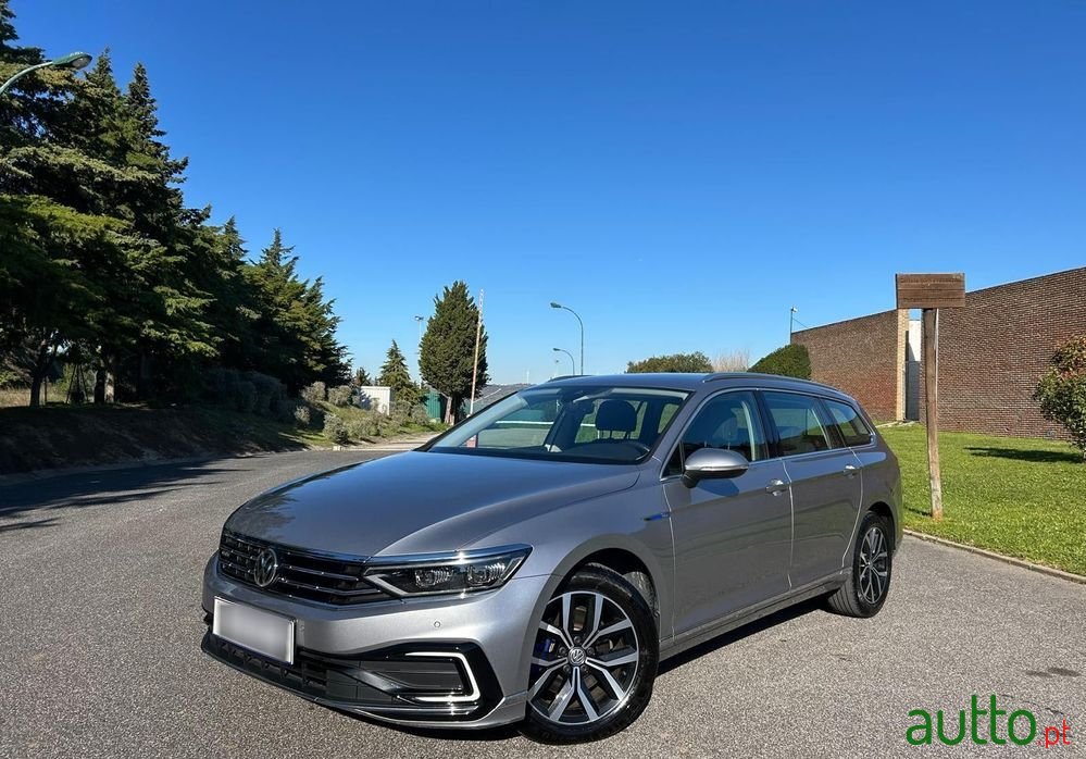 2019' Volkswagen Passat Variant photo #2