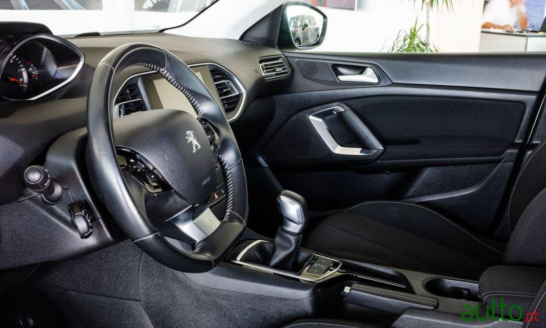 2017' Peugeot 308 Sw photo #1