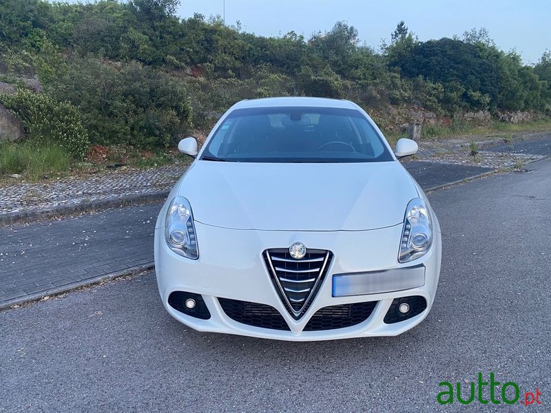 2012' Alfa Romeo Giulietta photo #2