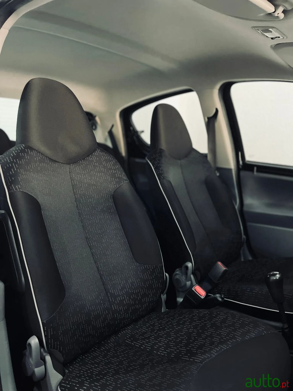 2011' Peugeot 107 photo #6