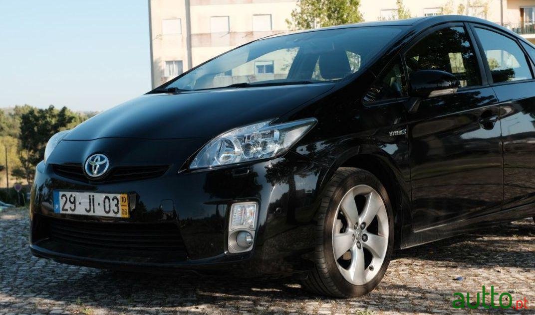 2010' Toyota Prius Premium photo #2