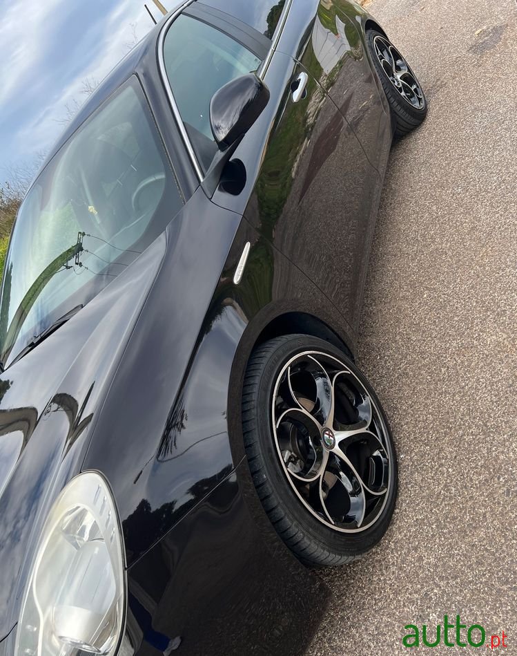 2011' Alfa Romeo Giulietta photo #5