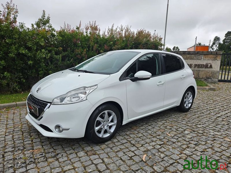 2013' Peugeot 208 photo #1