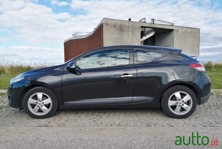 2010' Renault Megane Coupe photo #2