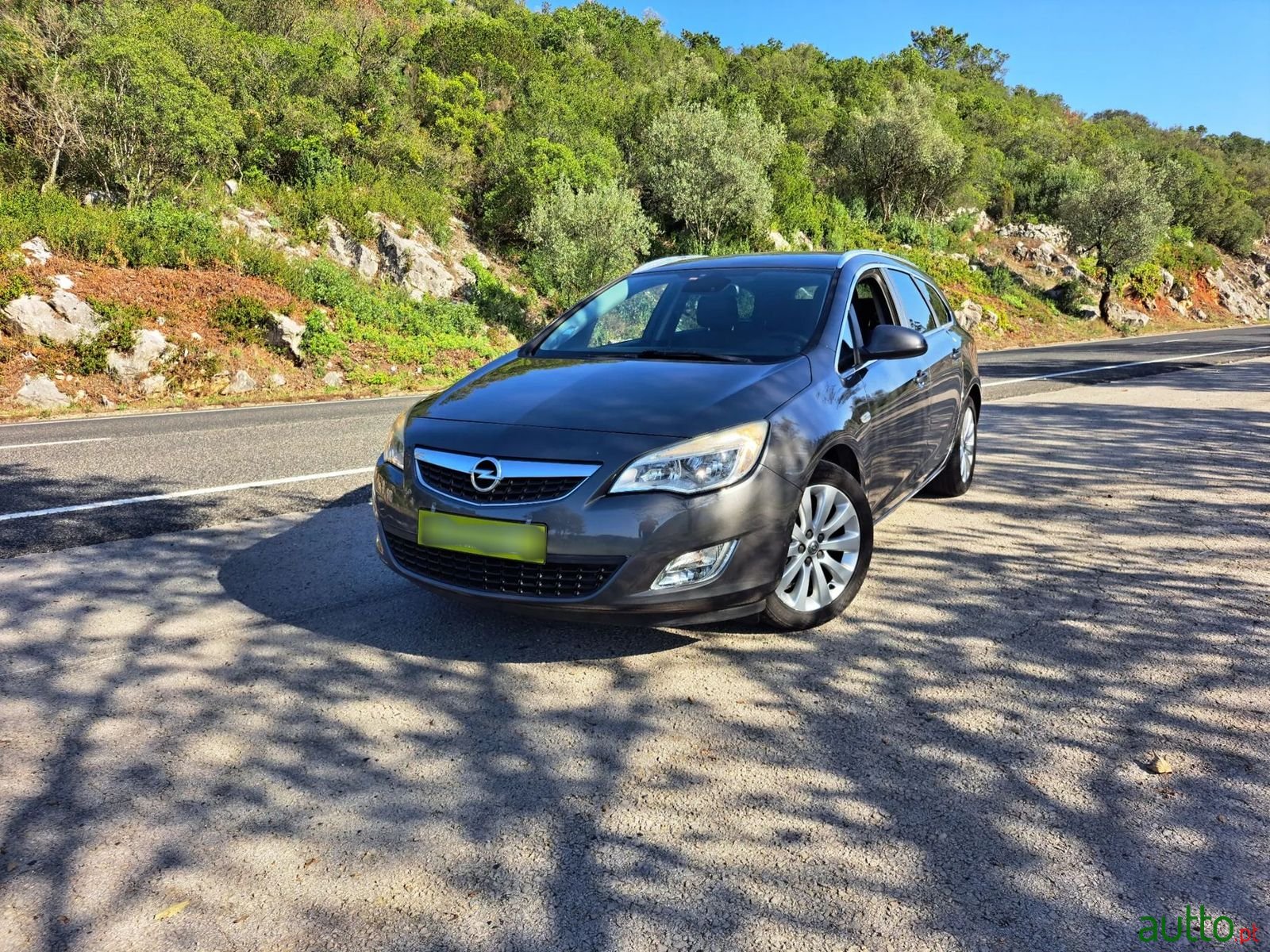 2011' Opel Astra Sports Tourer photo #6