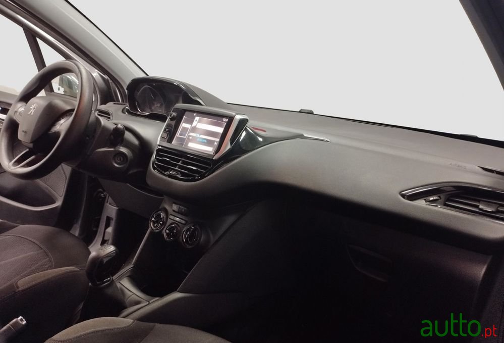 2016' Peugeot 208 photo #6