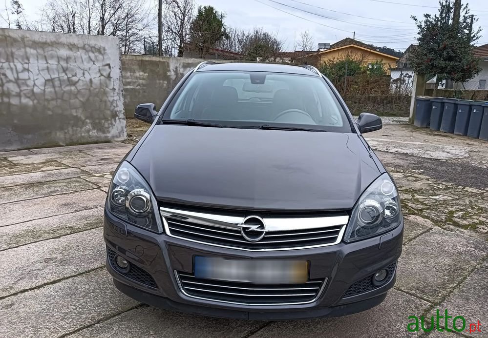 2010' Opel Astra Caravan photo #3