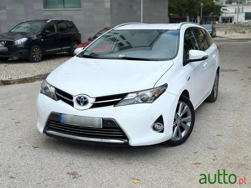 2015' Toyota Auris Touring Sports photo #1