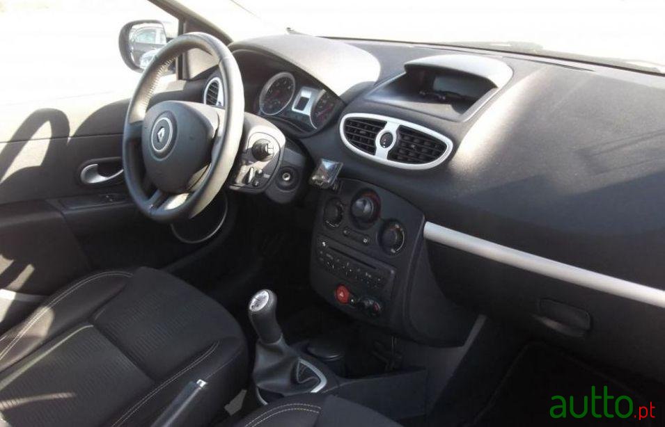 2010' Renault Clio photo #1
