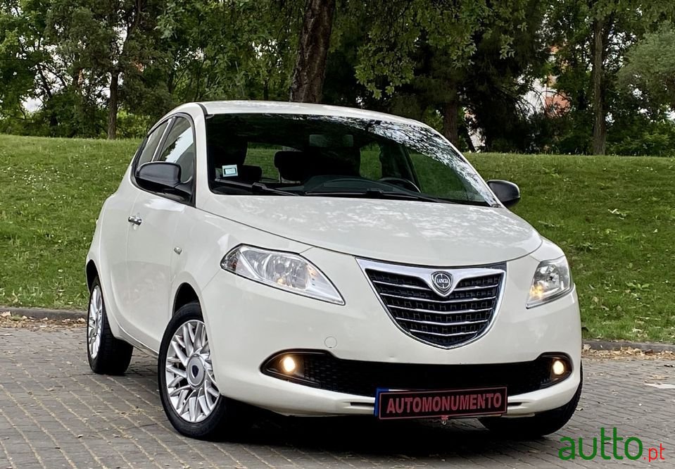 2013' Lancia Ypsilon photo #1