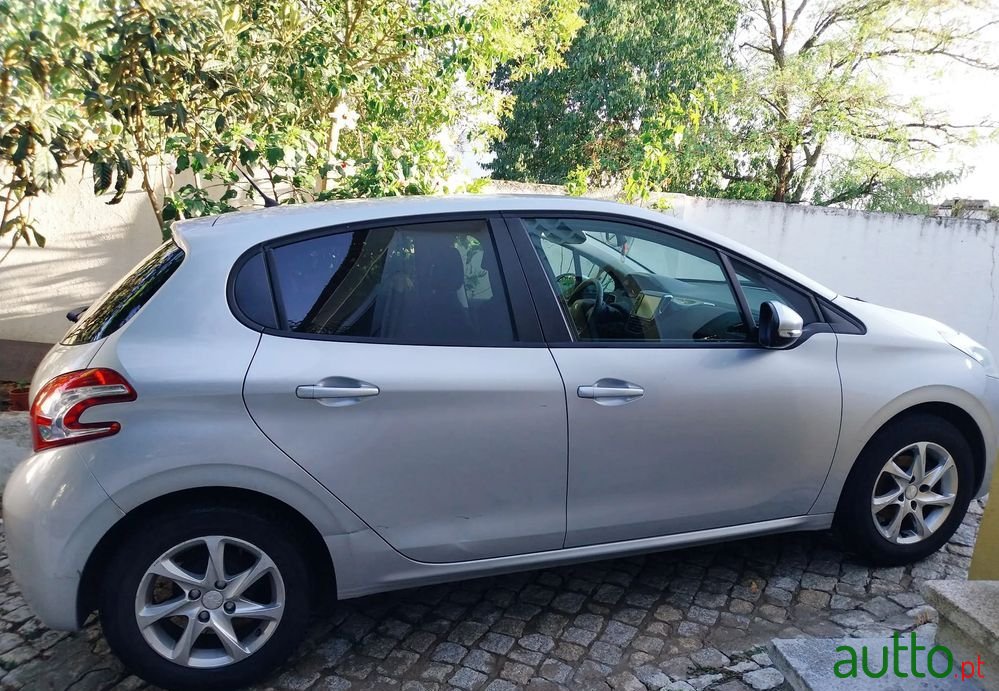 2013' Peugeot 208 1.2 Vti Active photo #2