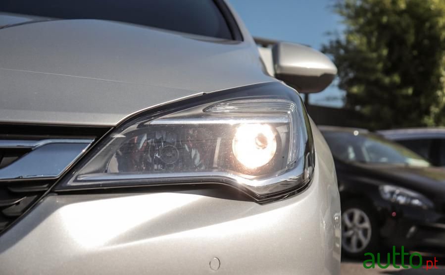 2018' Opel Astra photo #2