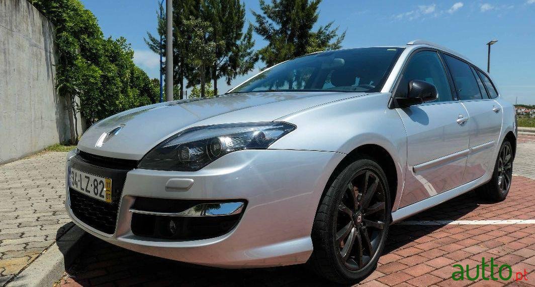 2011' Renault Laguna Break photo #2