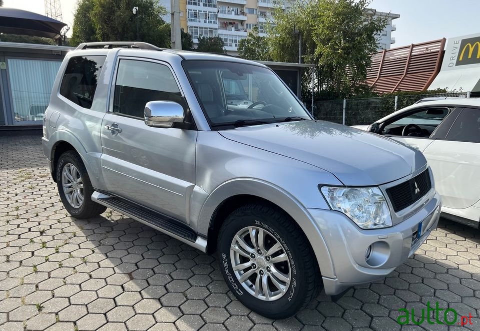 2014' Mitsubishi Pajero photo #2