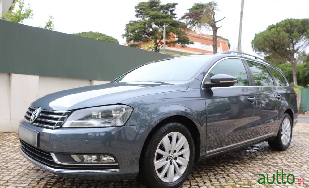 2011' Volkswagen Passat Variant photo #2