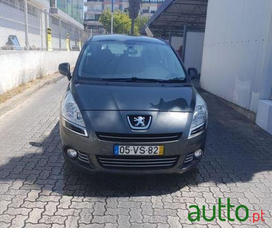 2013' Peugeot 5008 Var Oe9Hd photo #2