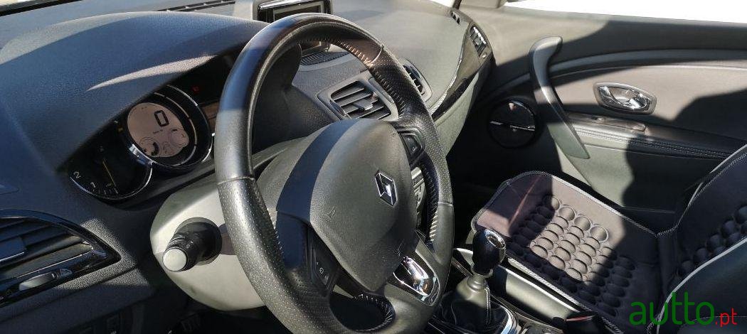 2014' Renault Megane Sport Tourer photo #1