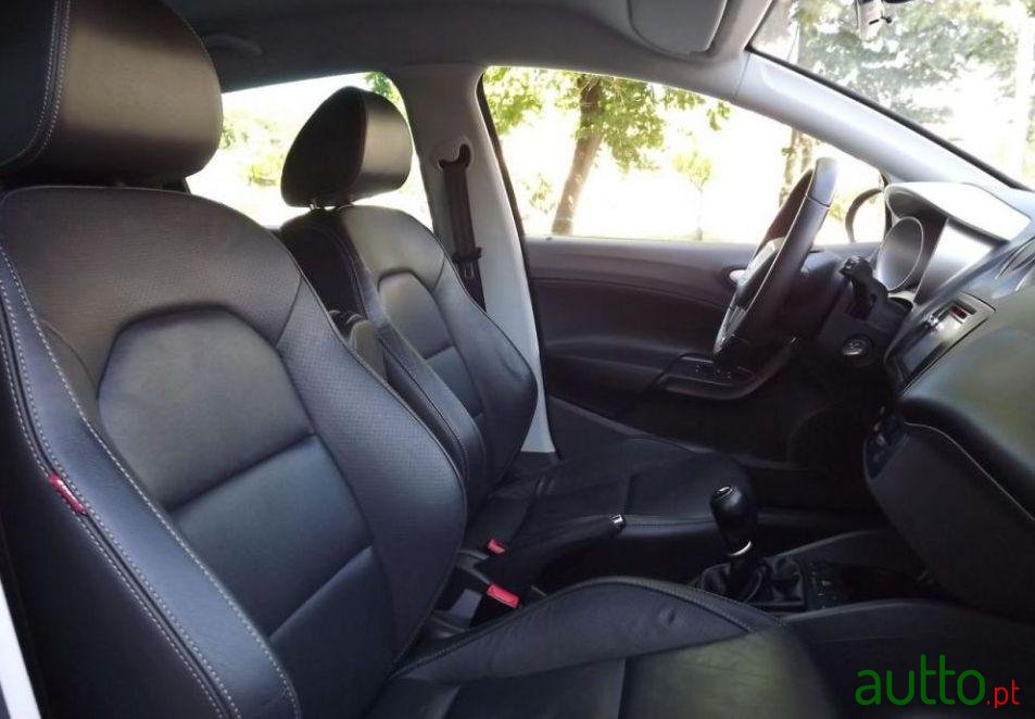 2011' SEAT Ibiza photo #2