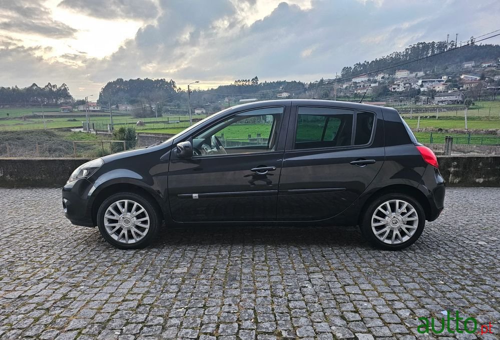 2011' Renault Clio photo #4