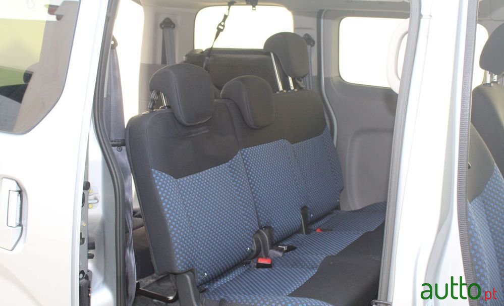2014' Nissan NV200 Combi photo #5