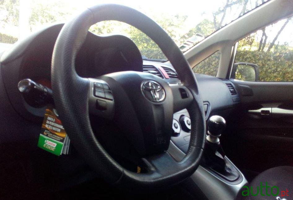 2010' Toyota Auris photo #3