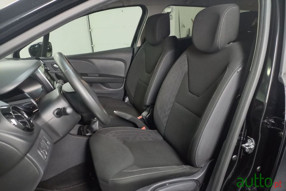 2019' Renault Clio Sport Tourer photo #6