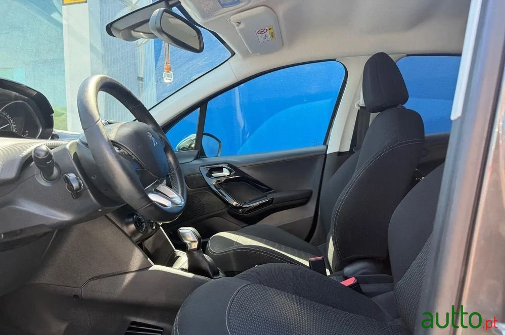 2017' Peugeot 208 photo #6