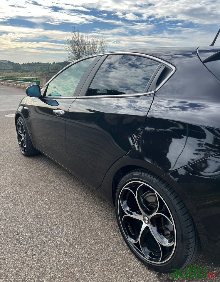 2011' Alfa Romeo Giulietta photo #4