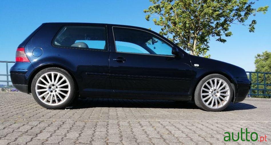 2002' Volkswagen Golf photo #1