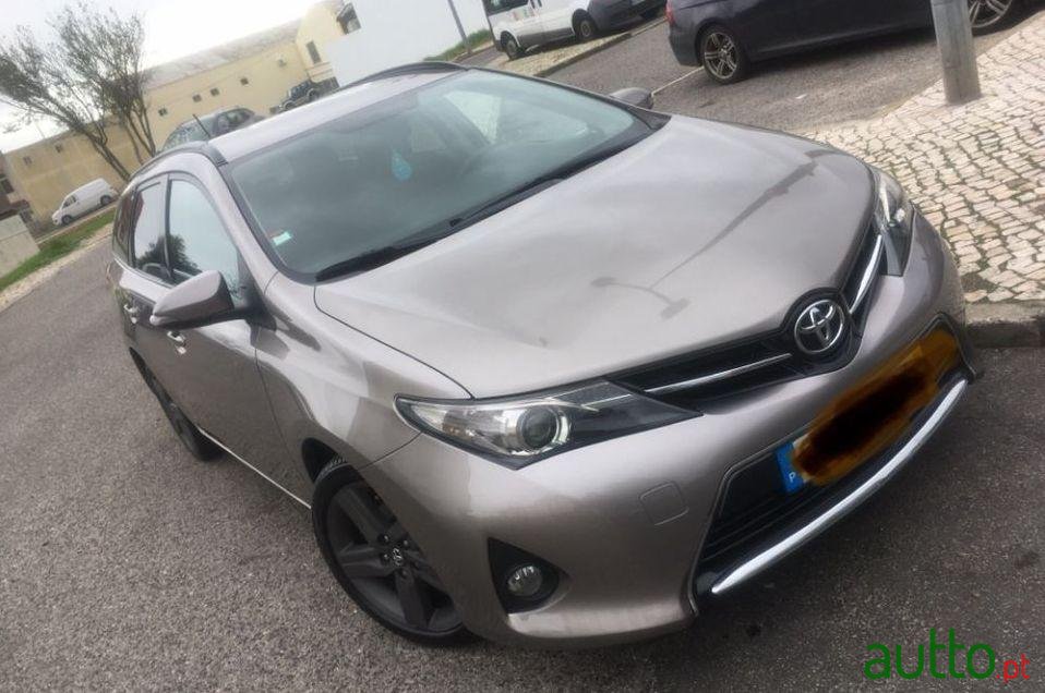 2014' Toyota Auris Touring Sports photo #2