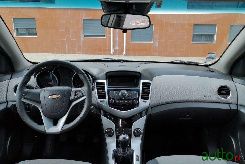2010' Chevrolet Cruze 1.6 Ls photo #2