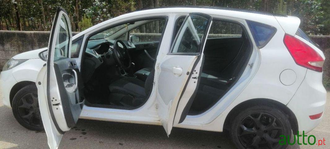 2010' Ford Fiesta photo #2