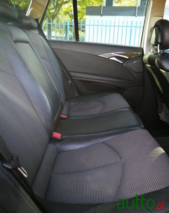 2005' Mercedes-Benz E-220 photo #5