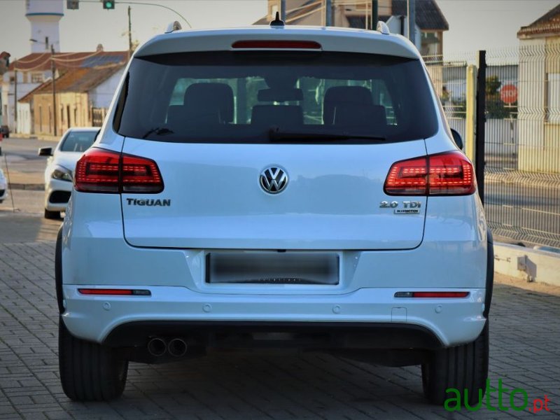 2015' Volkswagen Tiguan photo #3