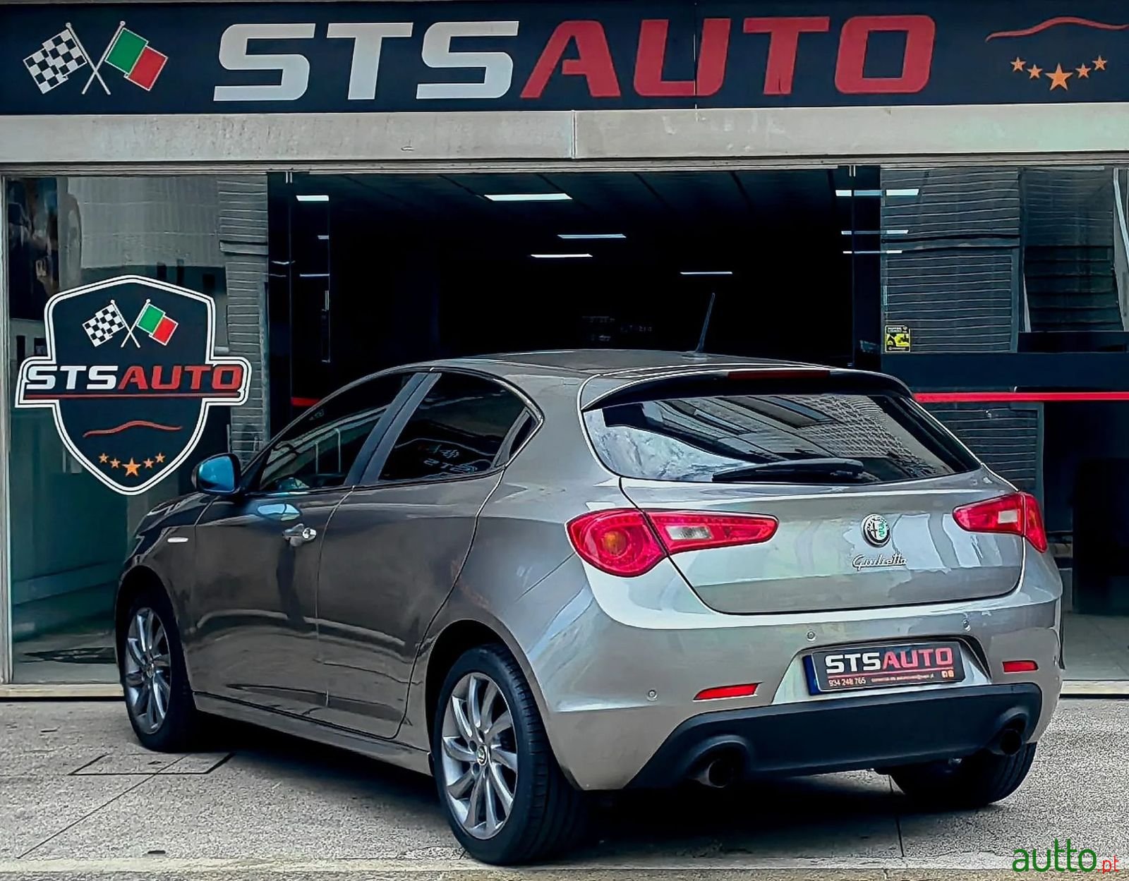 2011' Alfa Romeo Giulietta photo #4