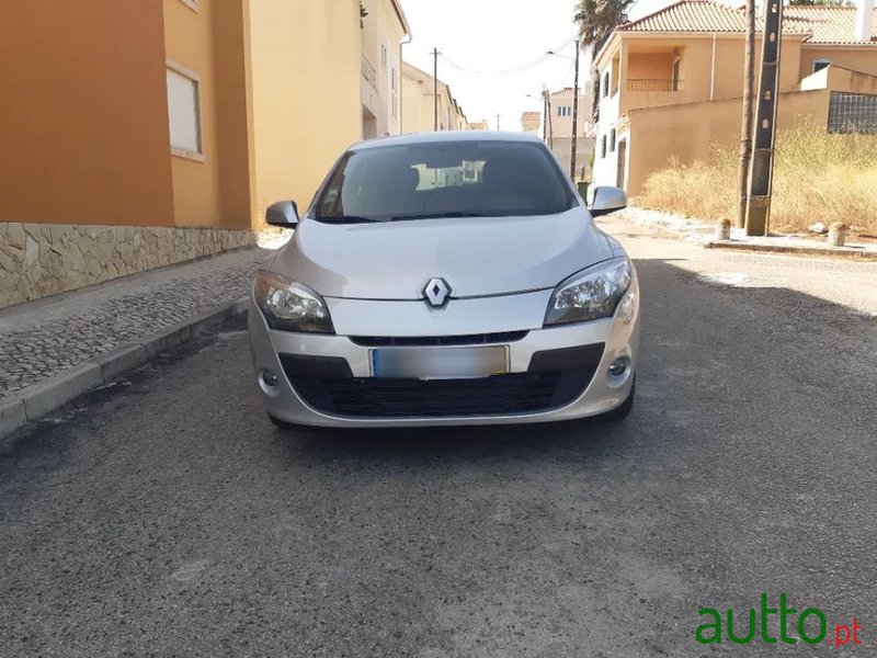 2011' Renault Megane Break photo #1