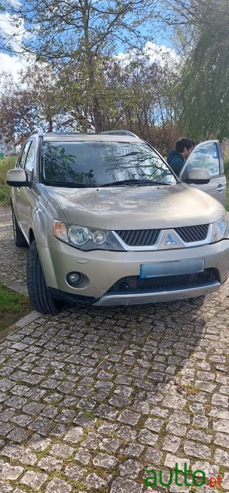 2008' Mitsubishi Outlander photo #1