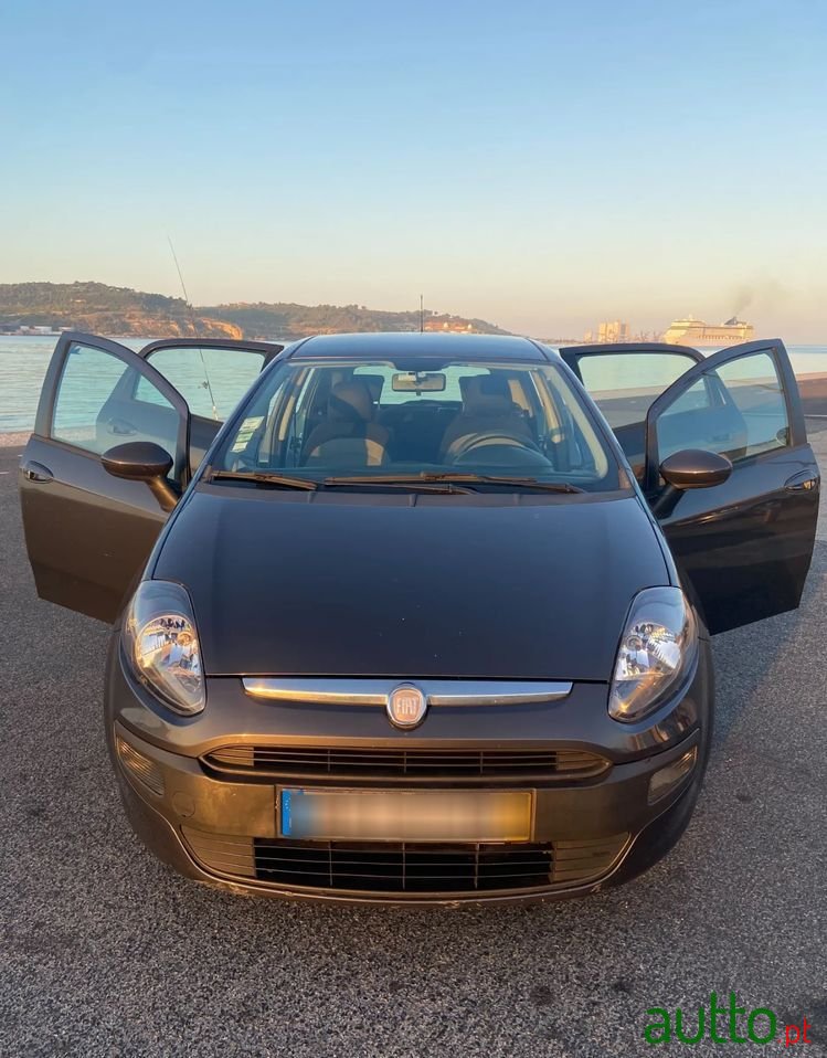 2011' Fiat Punto Evo photo #5